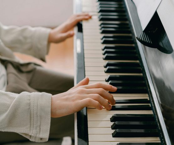 pexels-mikhail-nilov-7570111